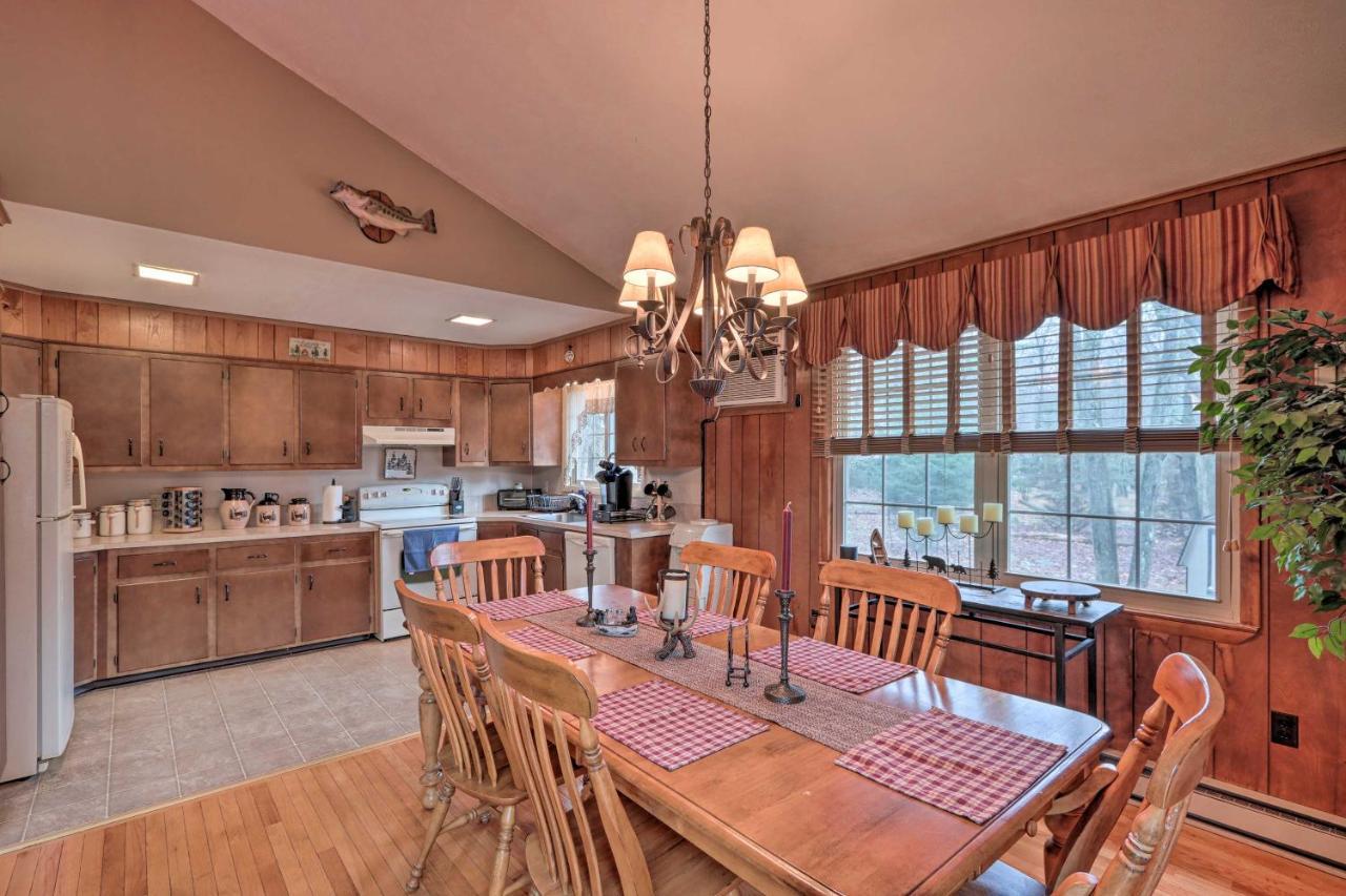 Poconos With Game Walk To Harmony! Holiday home